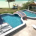 Tilt-Ta-Dock Resort Belize