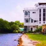 Sunrise 2-Bed Sea View Studio Near Airport With Infinity Pool & Deck, Ground Floor