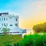 Sunrise 2-Bed Sea View Studio Near Airport With Infinity Pool & Deck, Ground Floor