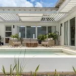 Barefoot Bungalow And Pool Club At Mahogany Bay