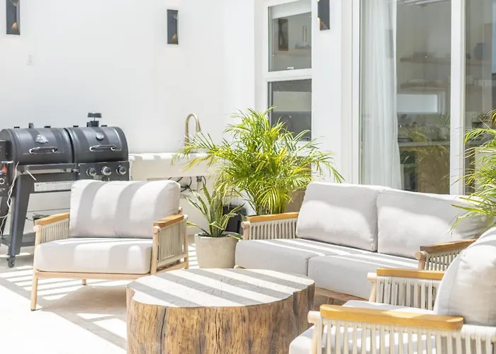 Barefoot Bungalow And Pool Club At Mahogany Bay