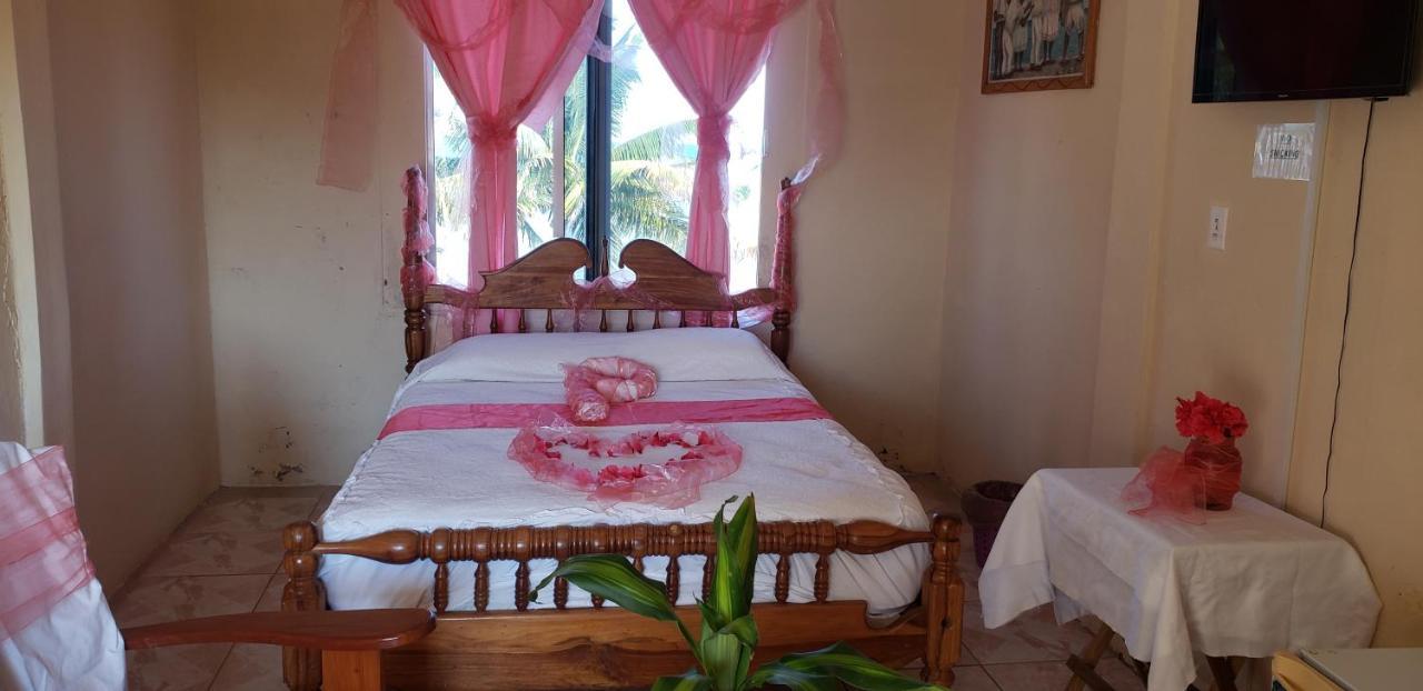 Pal's On The - Dangriga, Belize Hotel Dangriga