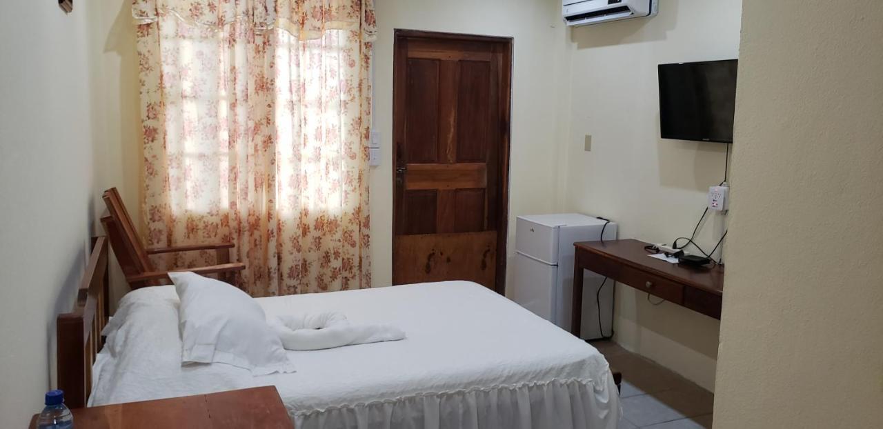 Pal's On The - Dangriga, Belize 4*