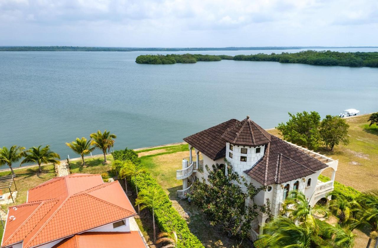 Castello- Water Views & Amenities