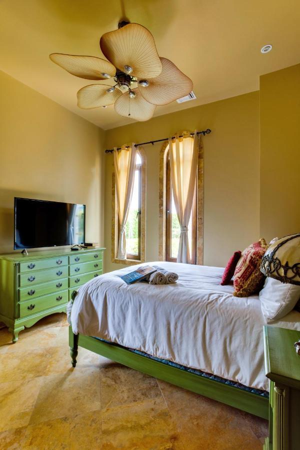 Castello- Water Views & Amenities *
