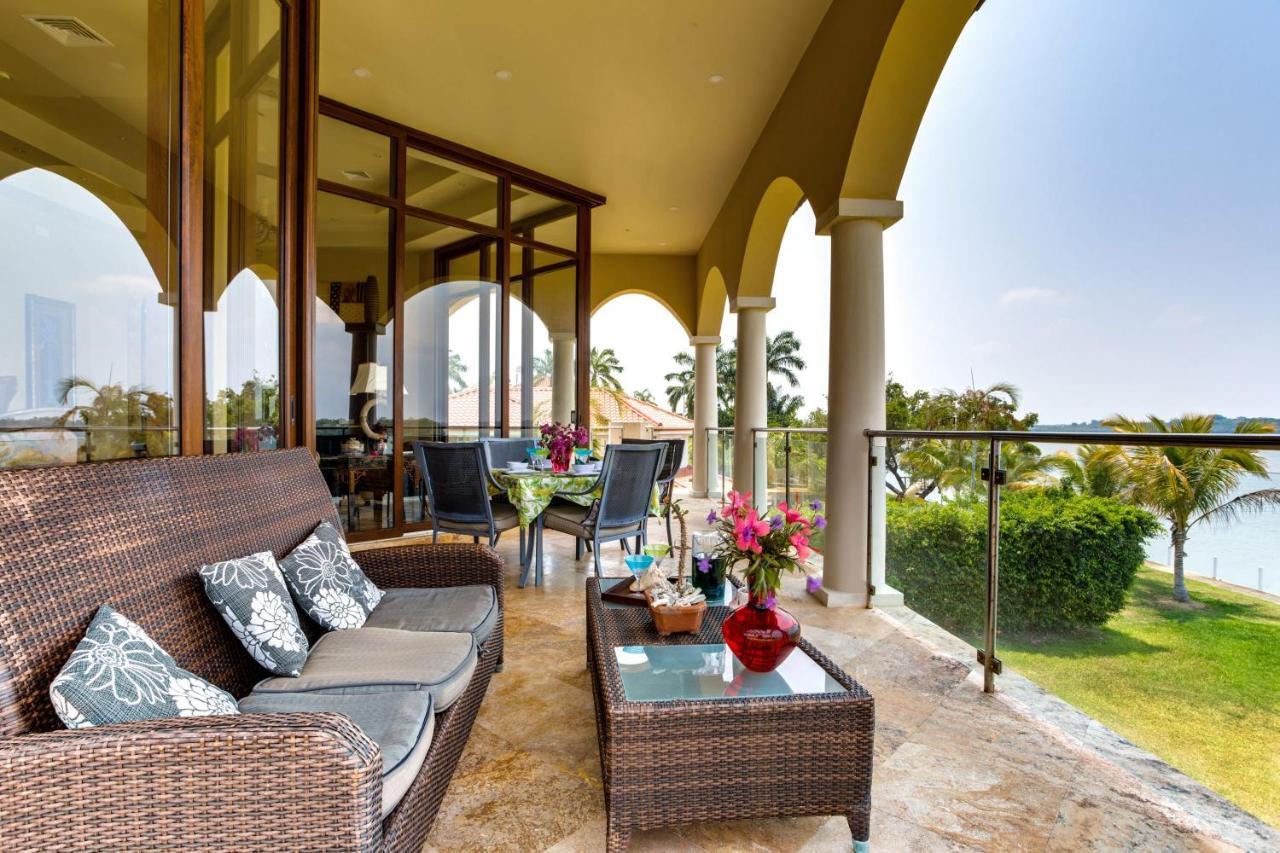 Castello- Water Views & Amenities Holiday home *