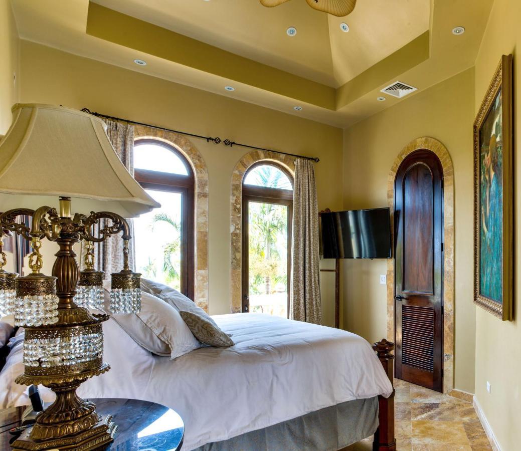 Castello- Water Views & Amenities Holiday home *