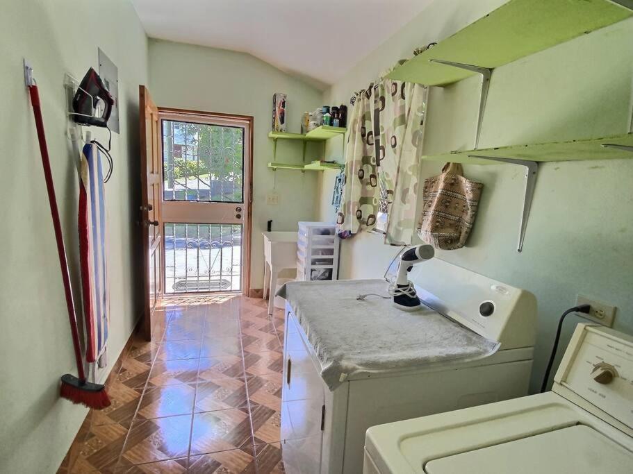 Mountain View Family In Town With King And Midterm Available