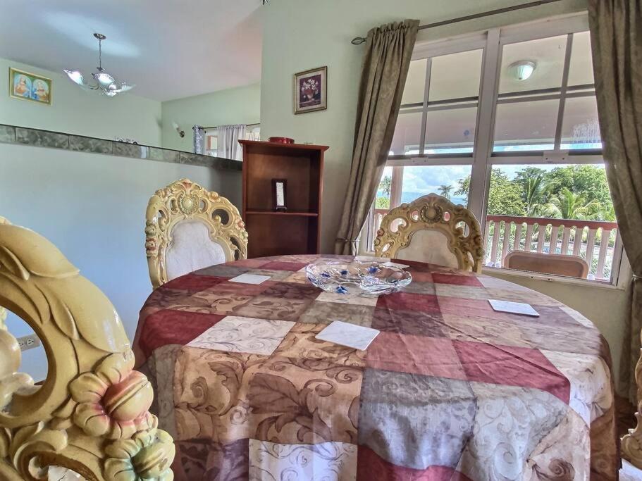 Mountain View Family In Town With King And Midterm Available *