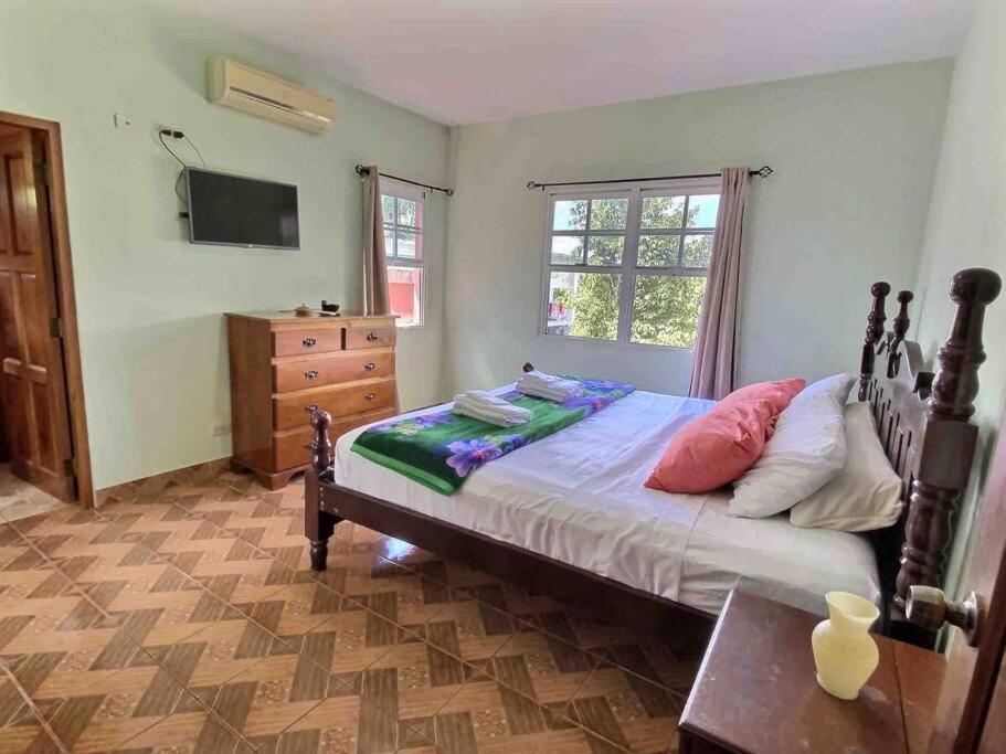 Holiday home Mountain View Family In Town With King And Midterm Available *