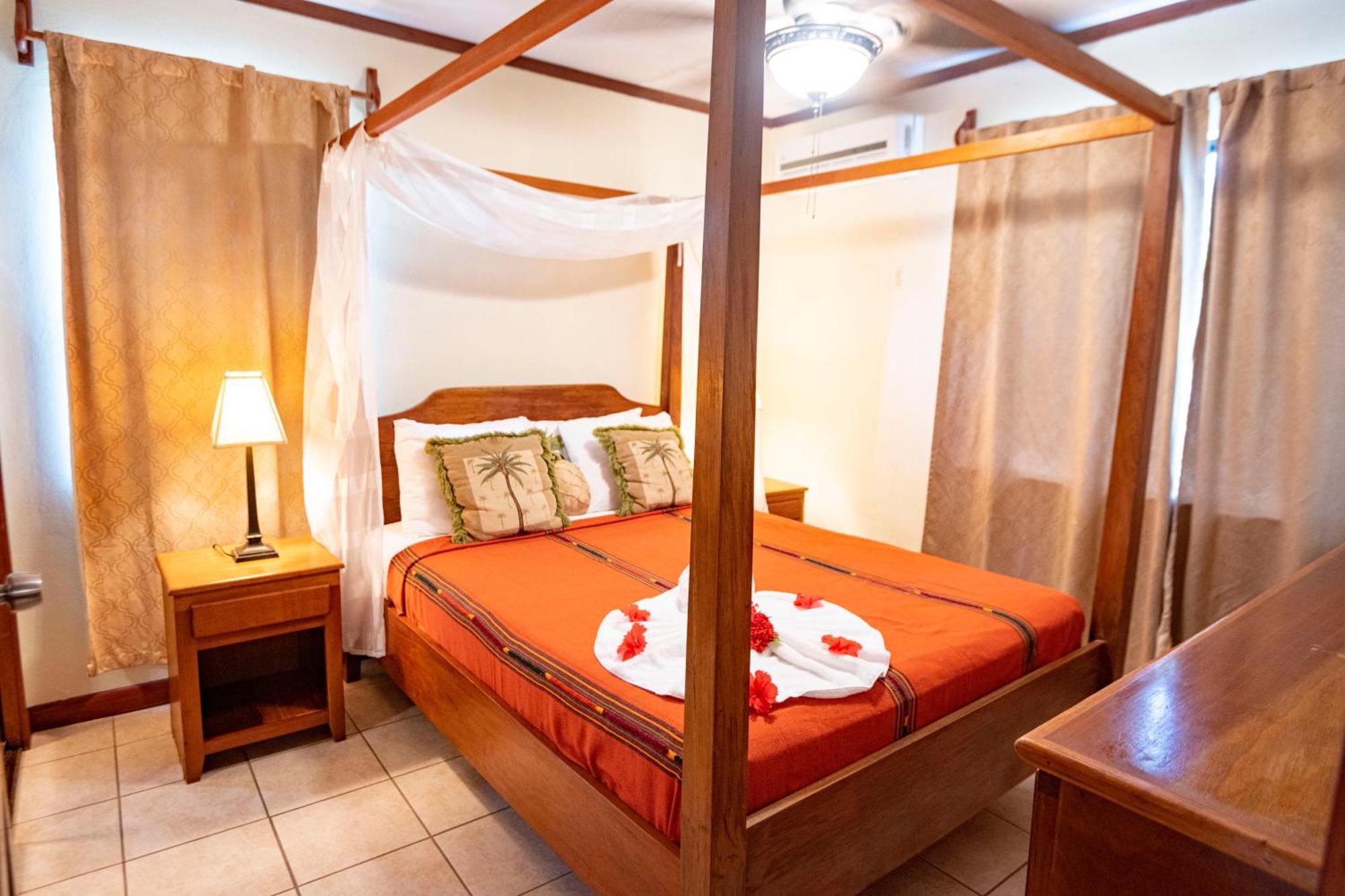 Isla Bonita Yacht Club Hotel 3*