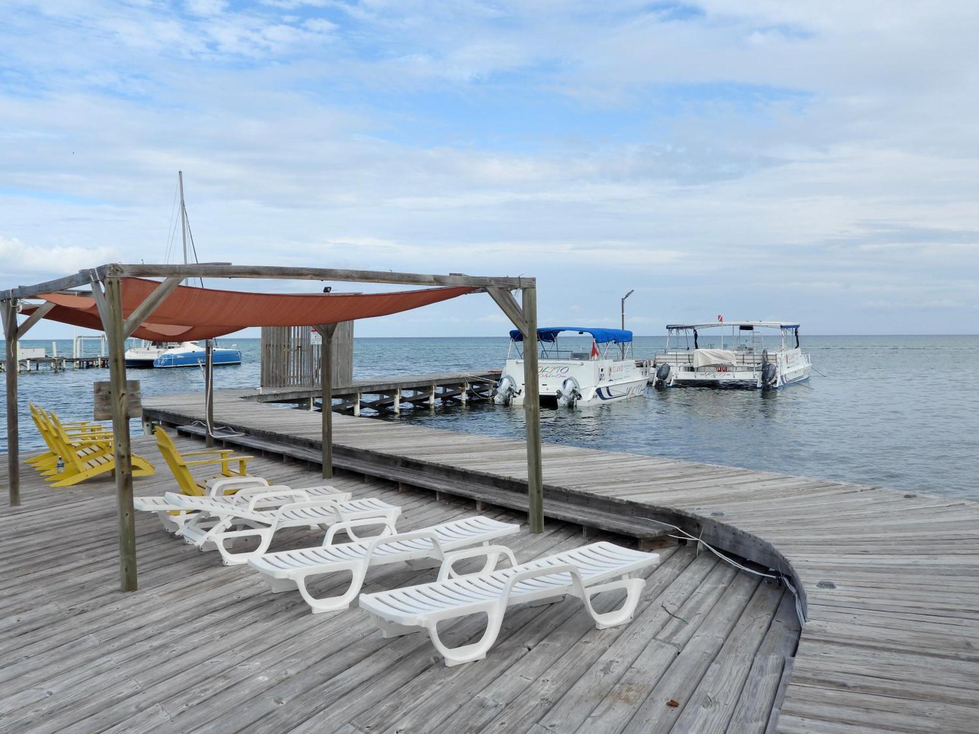 Hostel Sandbar Beachfront & Restaurant *