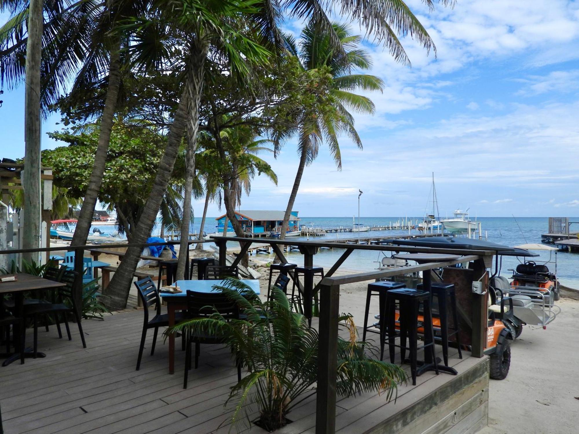 Sandbar Beachfront & Restaurant * San Pedro (Ambergris Caye)