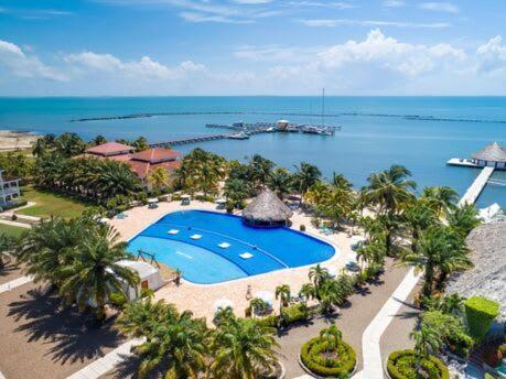 Castello- Water Views & Amenities Holiday home *
