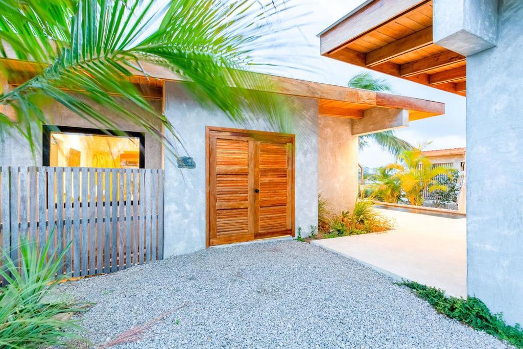 Seabird Dwellings With Private Splash Pool And Dock Placencia