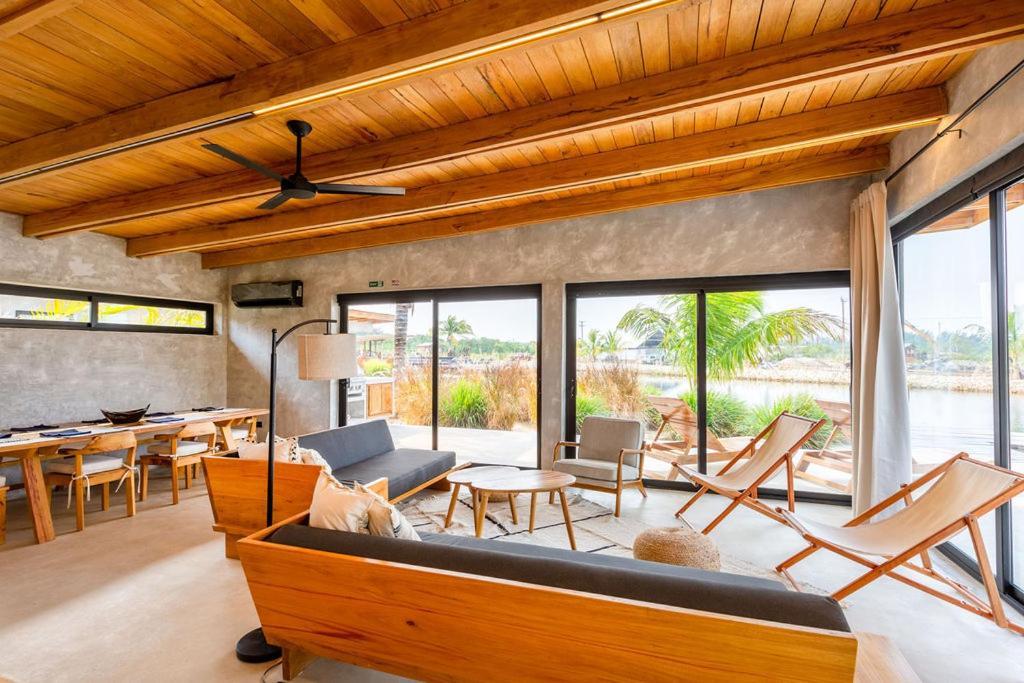 Seabird Dwellings With Private Splash Pool And Dock Placencia