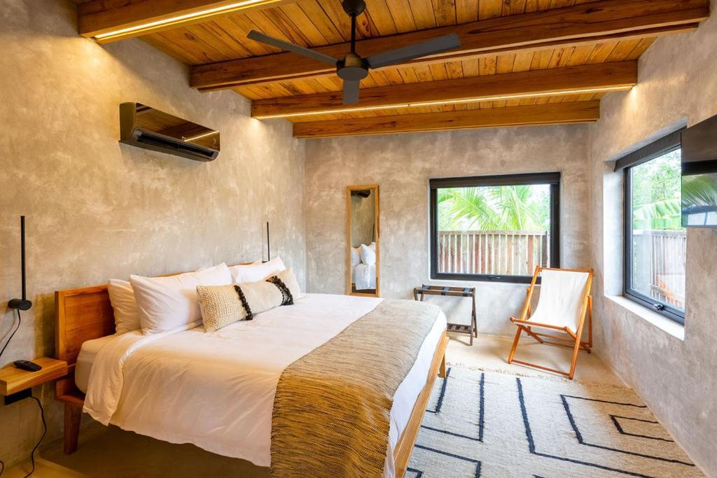 Seabird Dwellings With Private Splash Pool And Dock Placencia