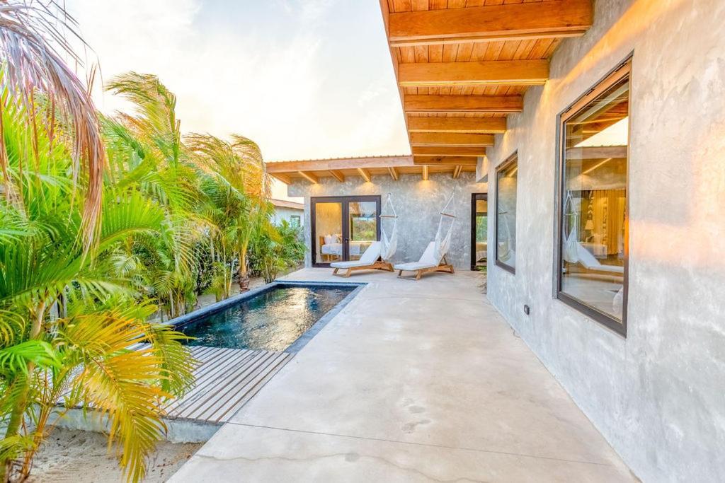 Seabird Dwellings With Private Splash Pool And Dock Placencia