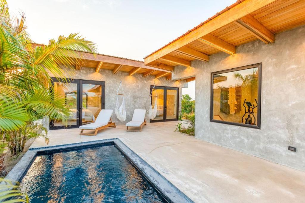 Seabird Dwellings With Private Splash Pool And Dock Placencia