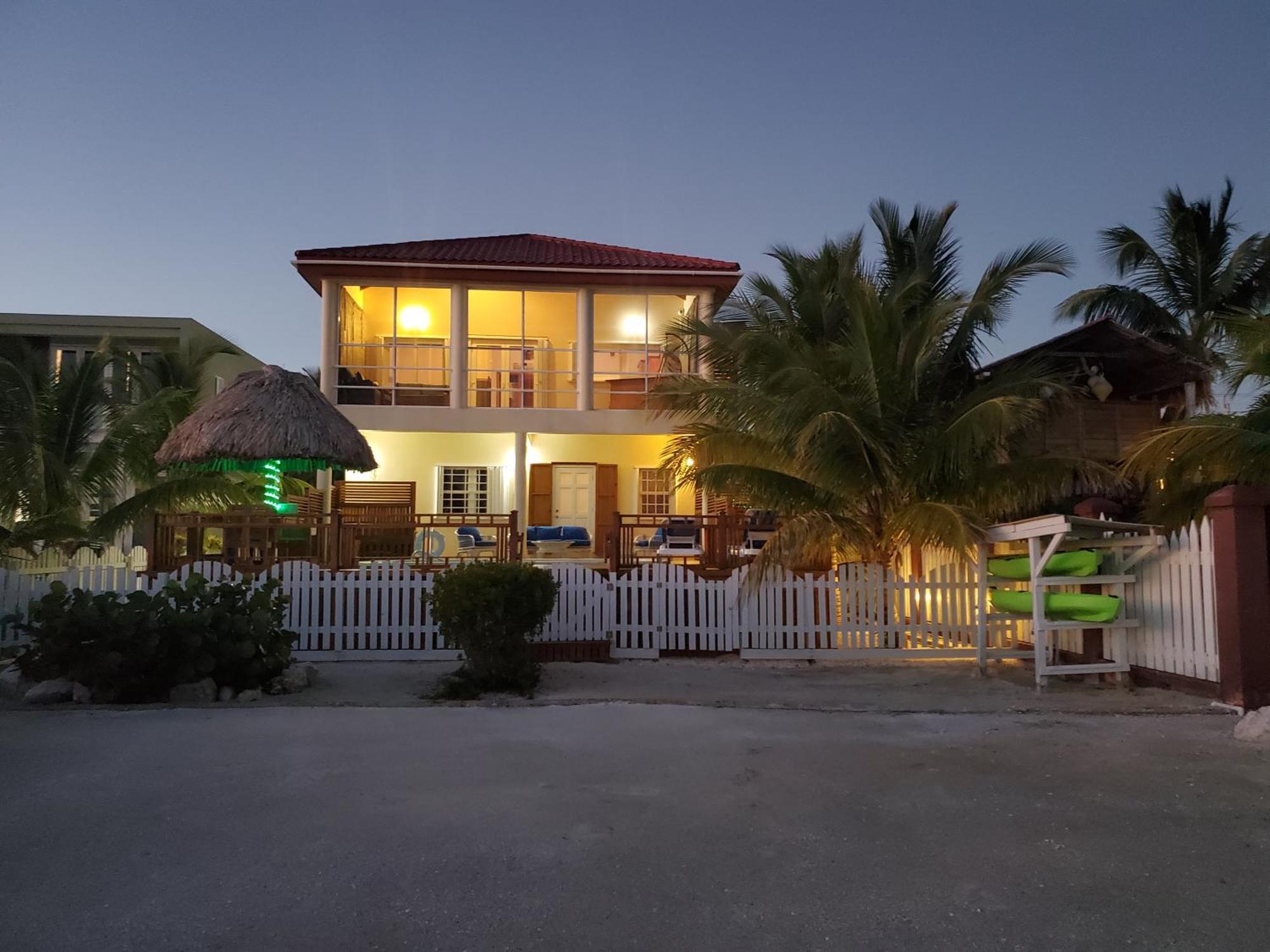La Perla Azul House With Pool And 4 Seater Cart * San Pedro (Ambergris Caye)