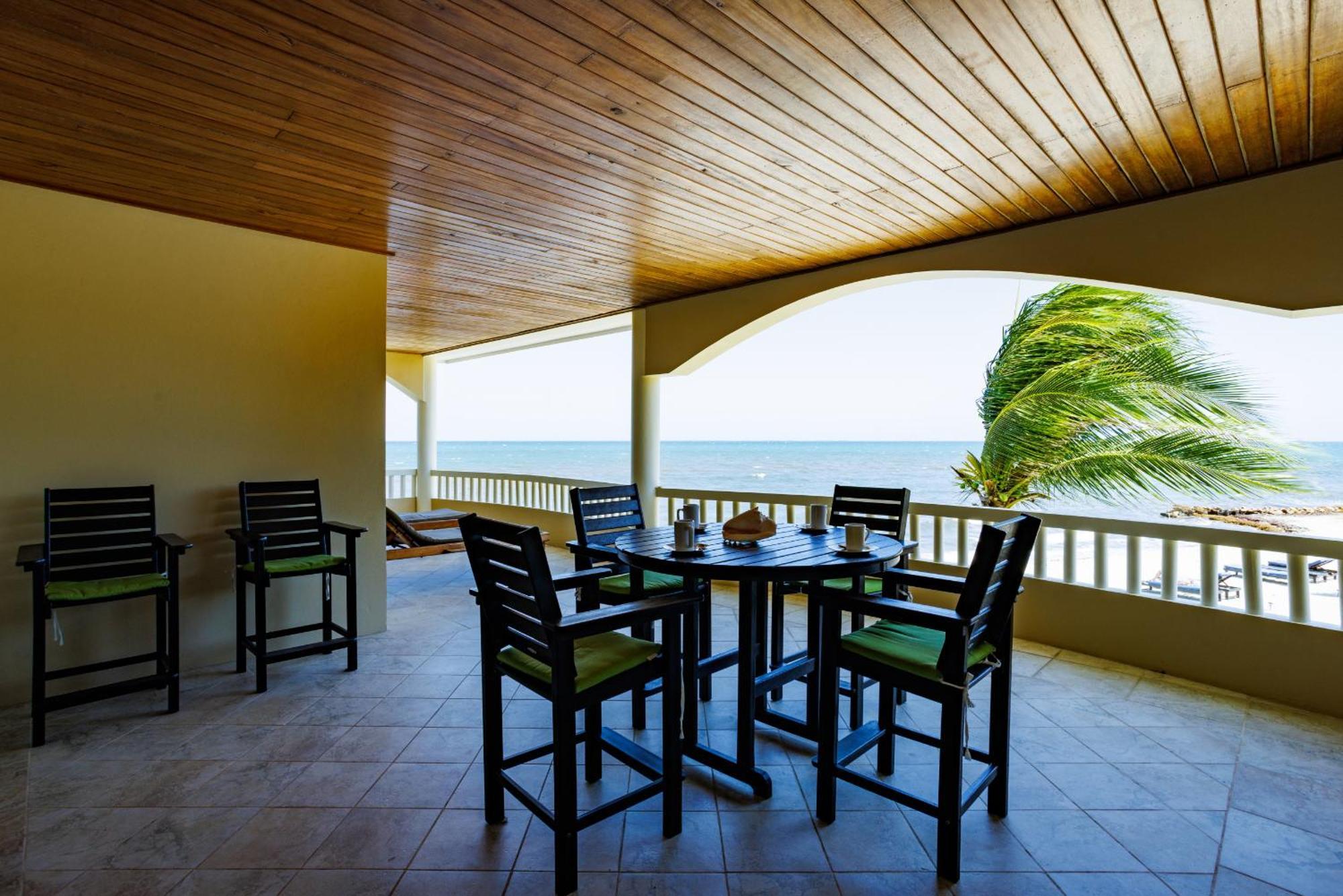 Porticos Villa Placencia