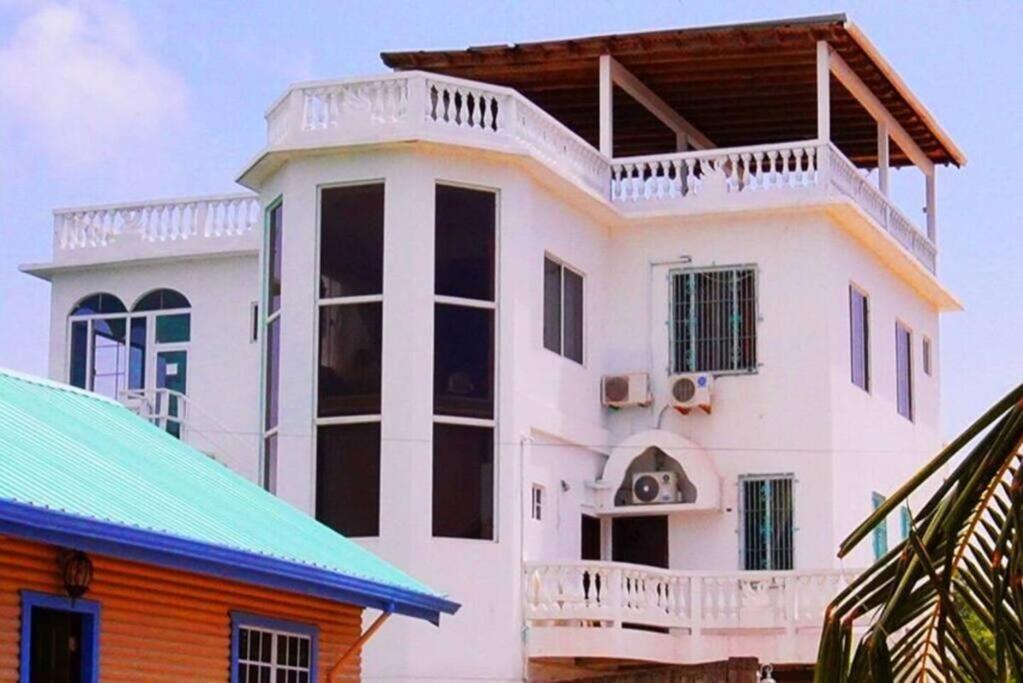 Apartment See Belize Tranquil Sea View Studio With Balcony, Infinity Pool & Overwater Deck *