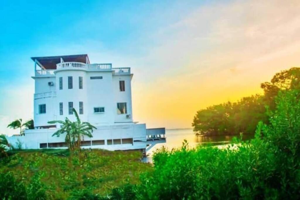 See Belize Tranquil Sea View Studio With Balcony, Infinity Pool & Overwater Deck Belize City