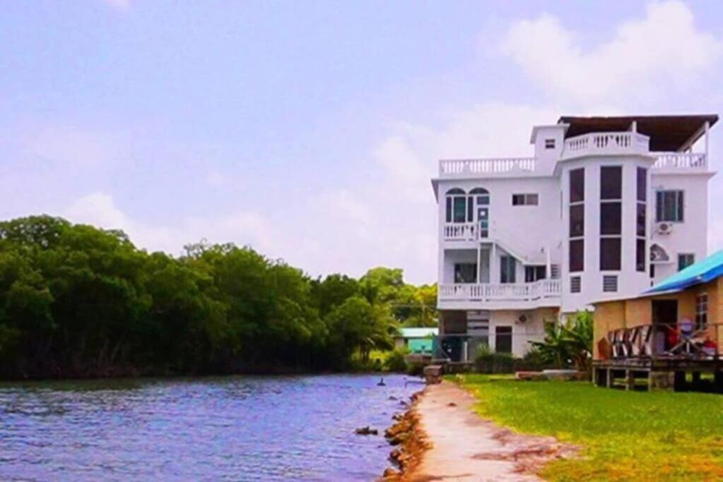 See Belize Tranquil Sea View Studio With Balcony, Infinity Pool & Overwater Deck Apartment