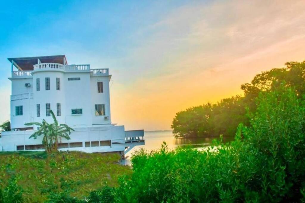 See Belize Tranquil Sea View Studio With Balcony, Infinity Pool & Overwater Deck *