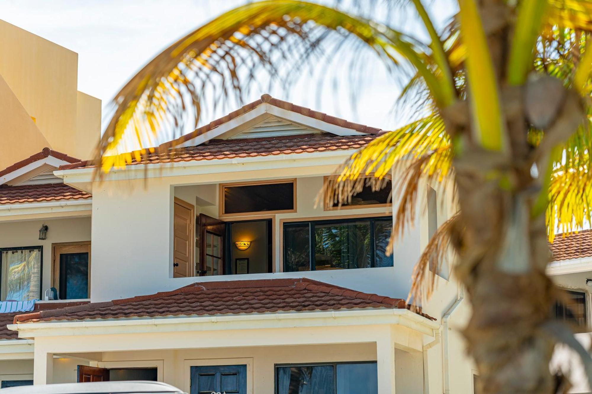 Hotel Tradewinds Paradise