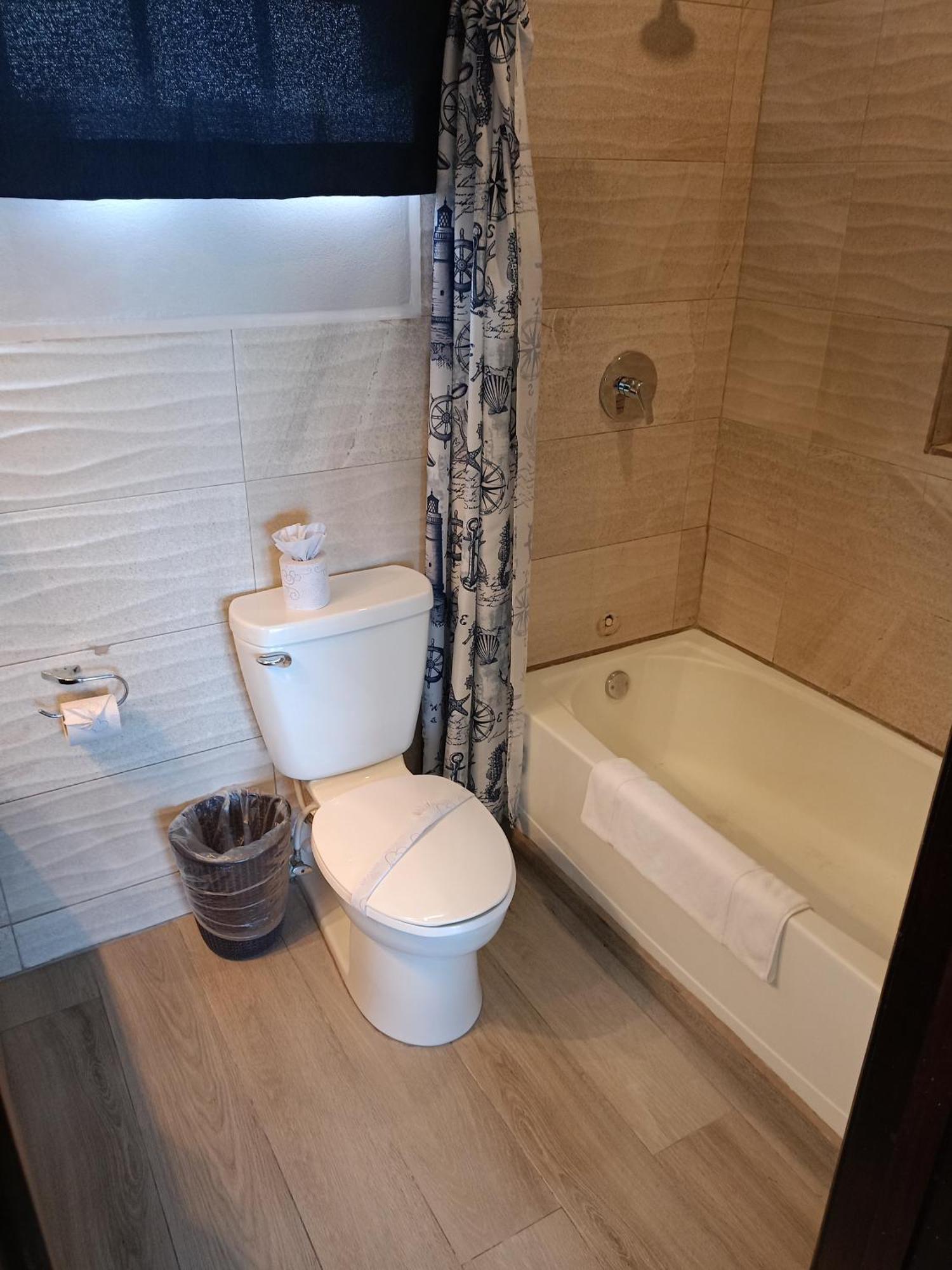 Hotel Barefoot 3*