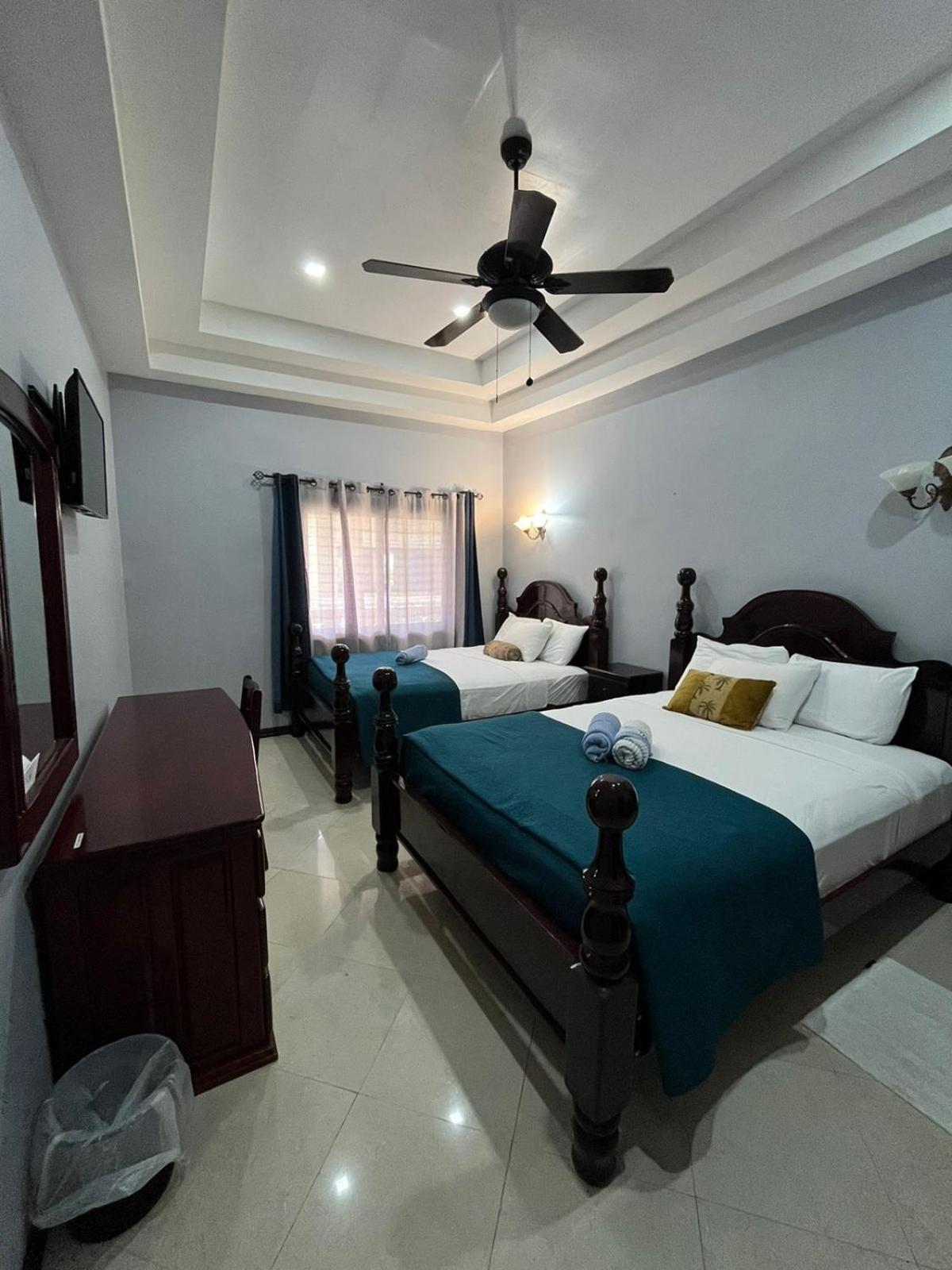 Hotel Seaside Chateau Belize City