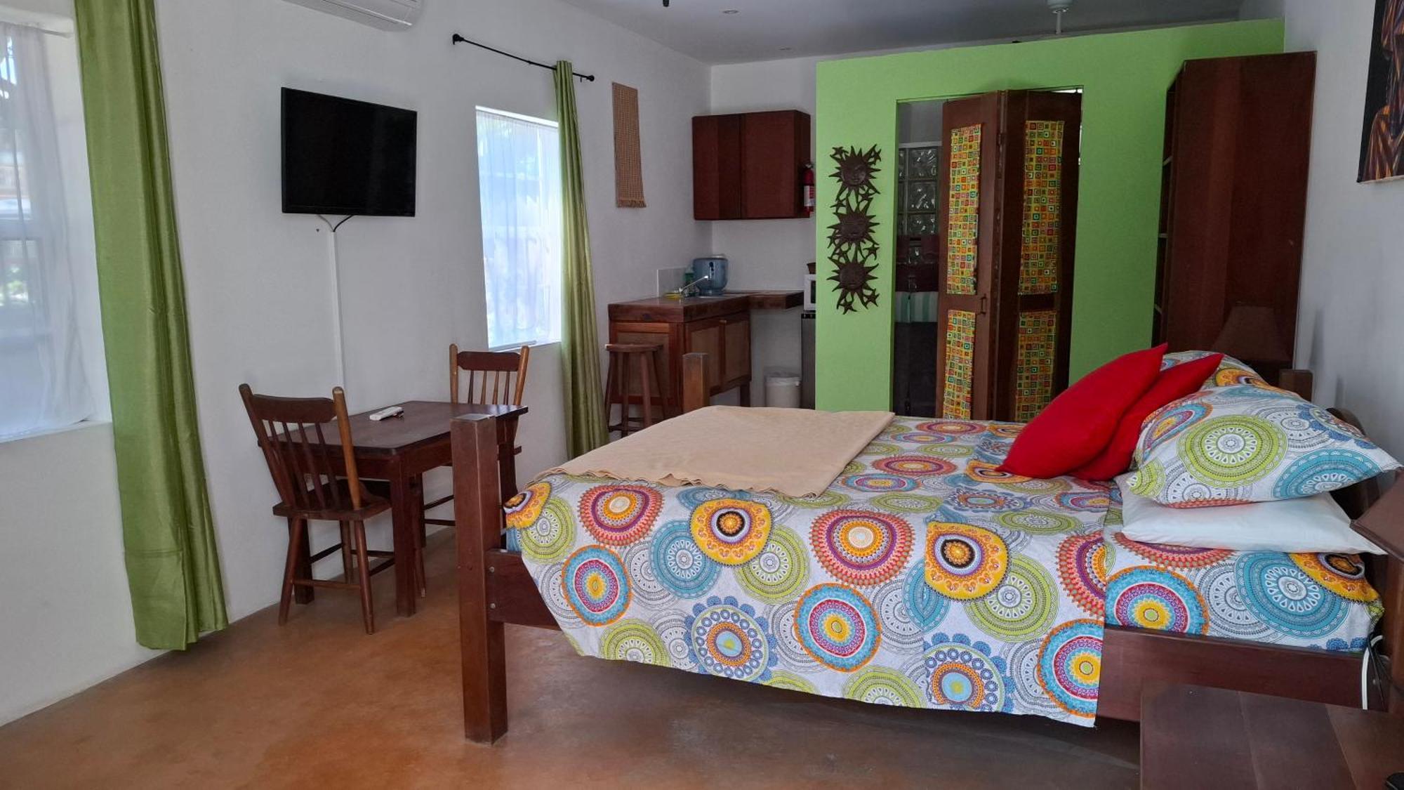 Amanda's Place - Pool And Tropical Garden Apartment
