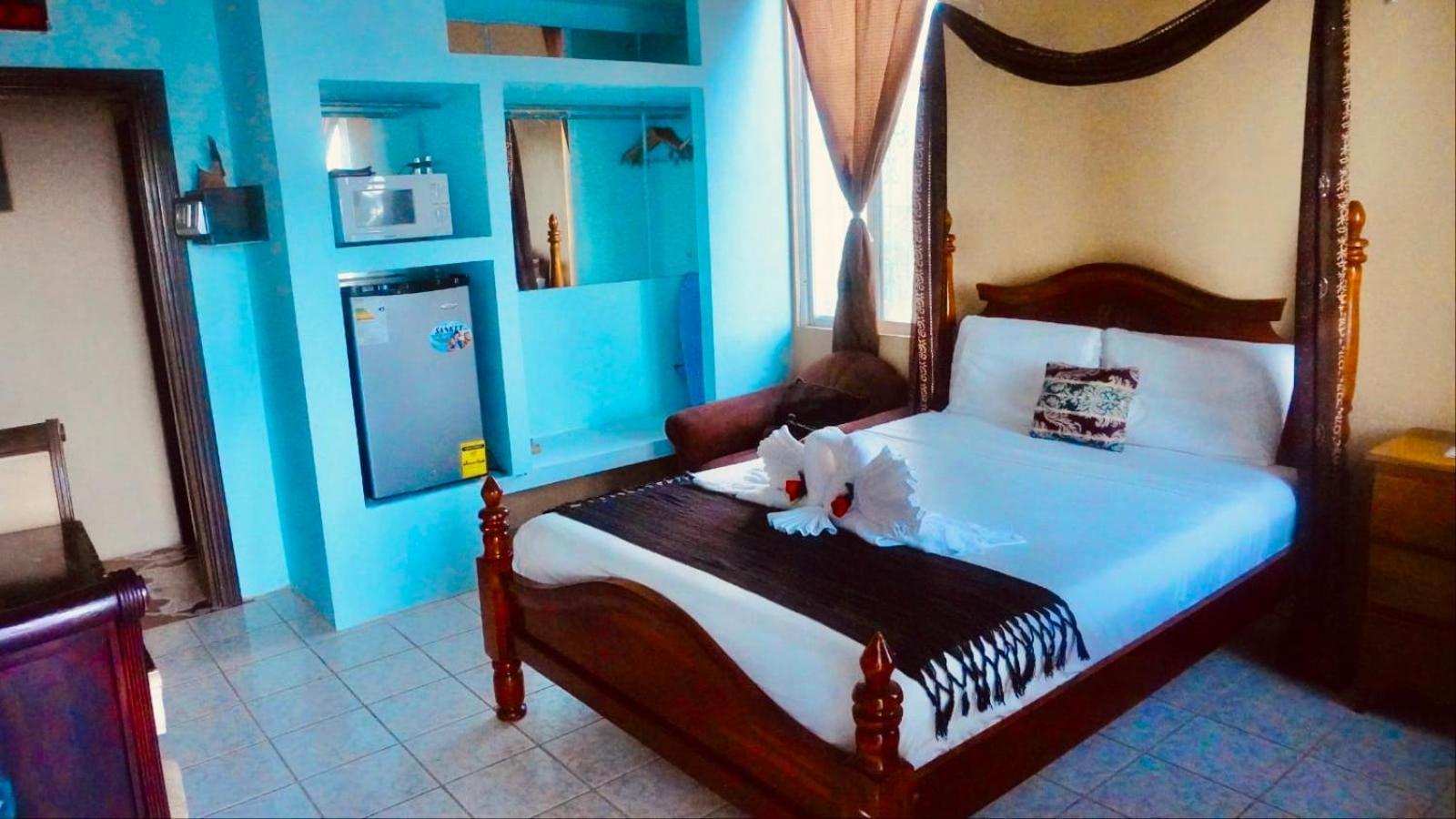 See Belize Tranquil Sea View Studio With Balcony, Infinity Pool & Overwater Deck *