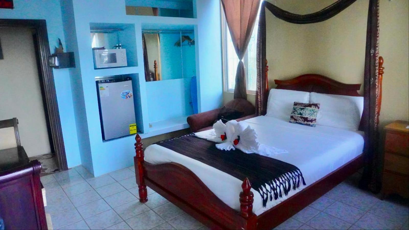 See Belize Tranquil Sea View Studio With Balcony, Infinity Pool & Overwater Deck Belize City