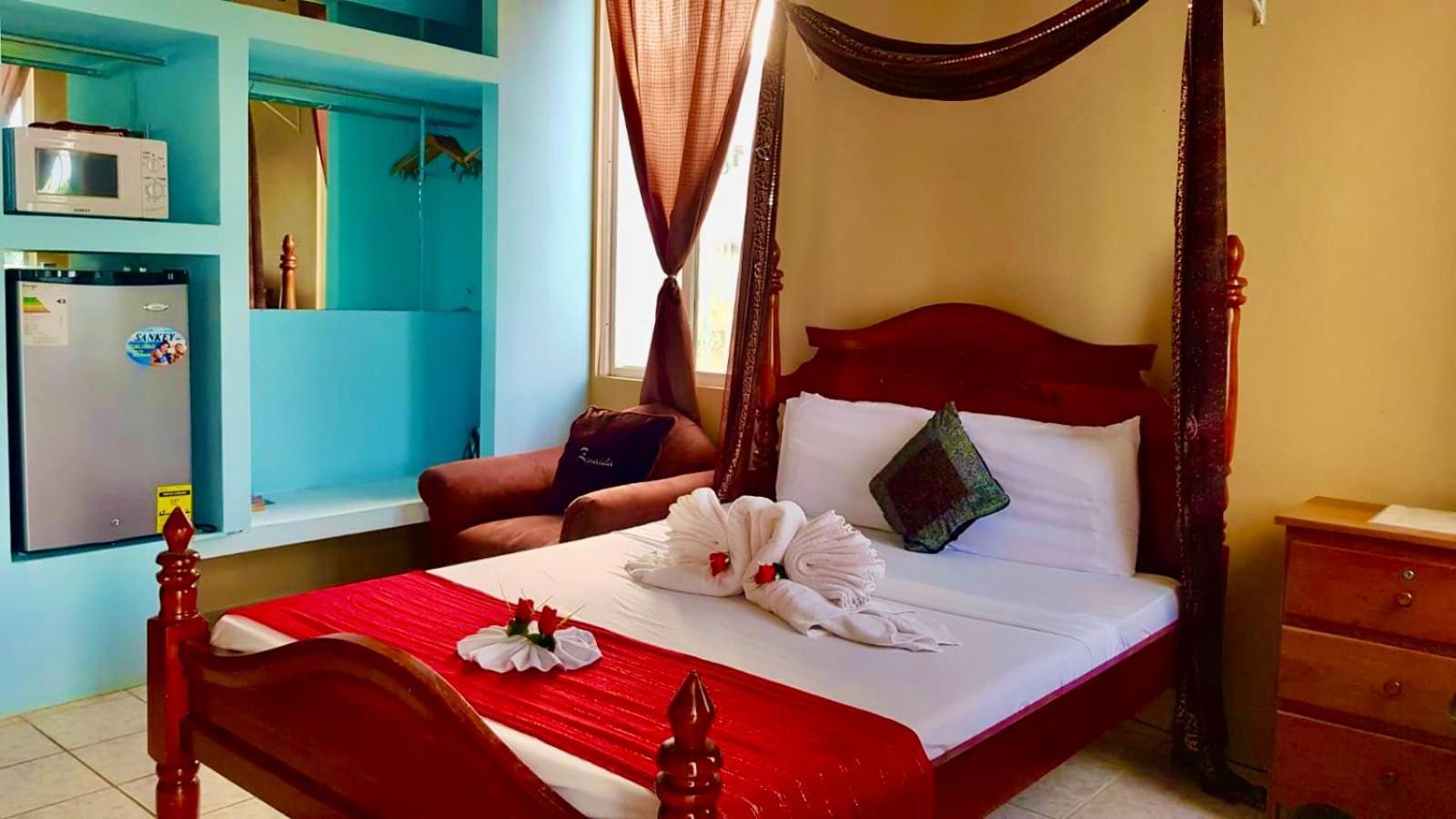 See Belize Tranquil Sea View Studio With Balcony, Infinity Pool & Overwater Deck * Belize City
