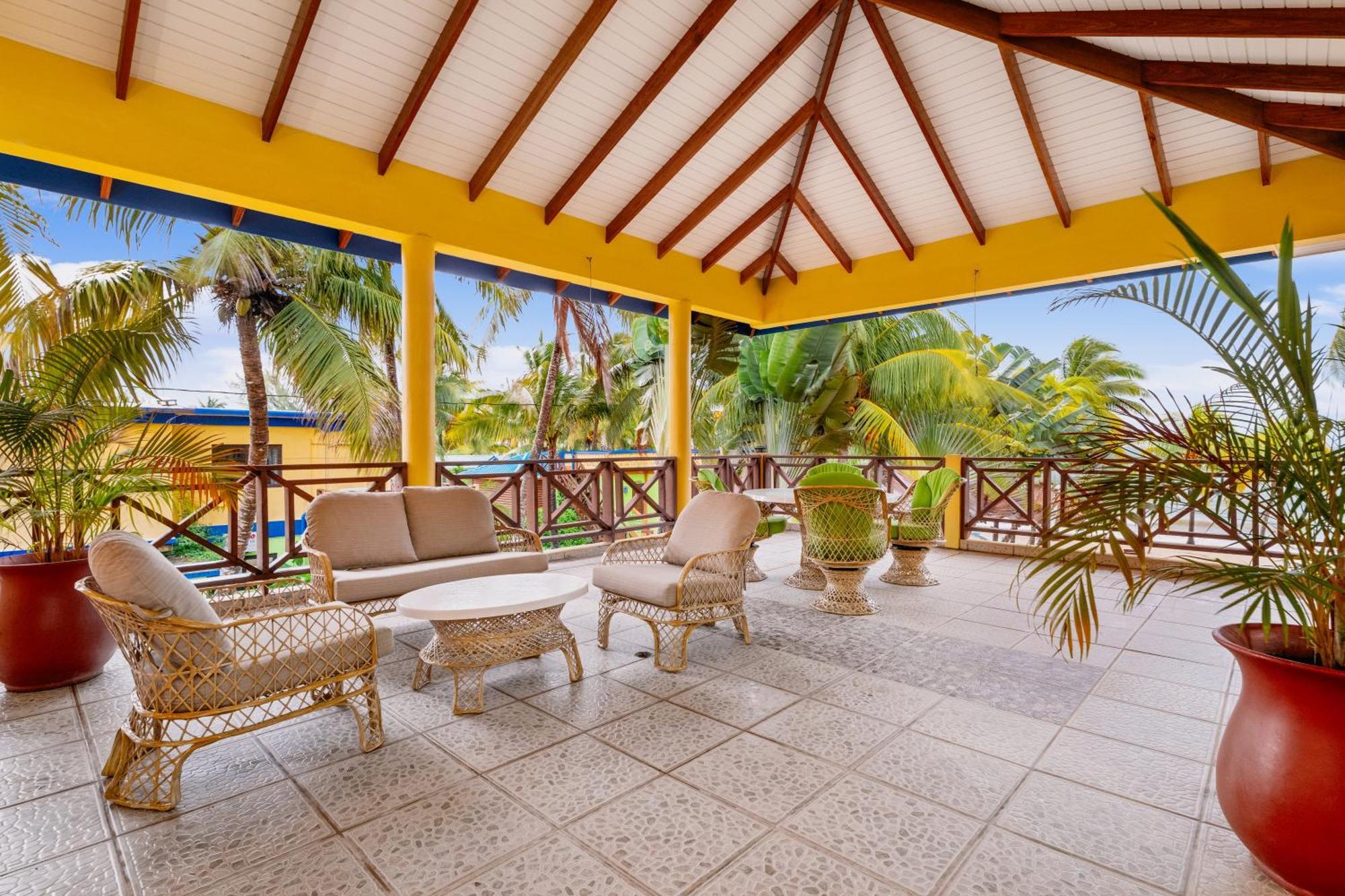 Coconut Row Boutique 4*