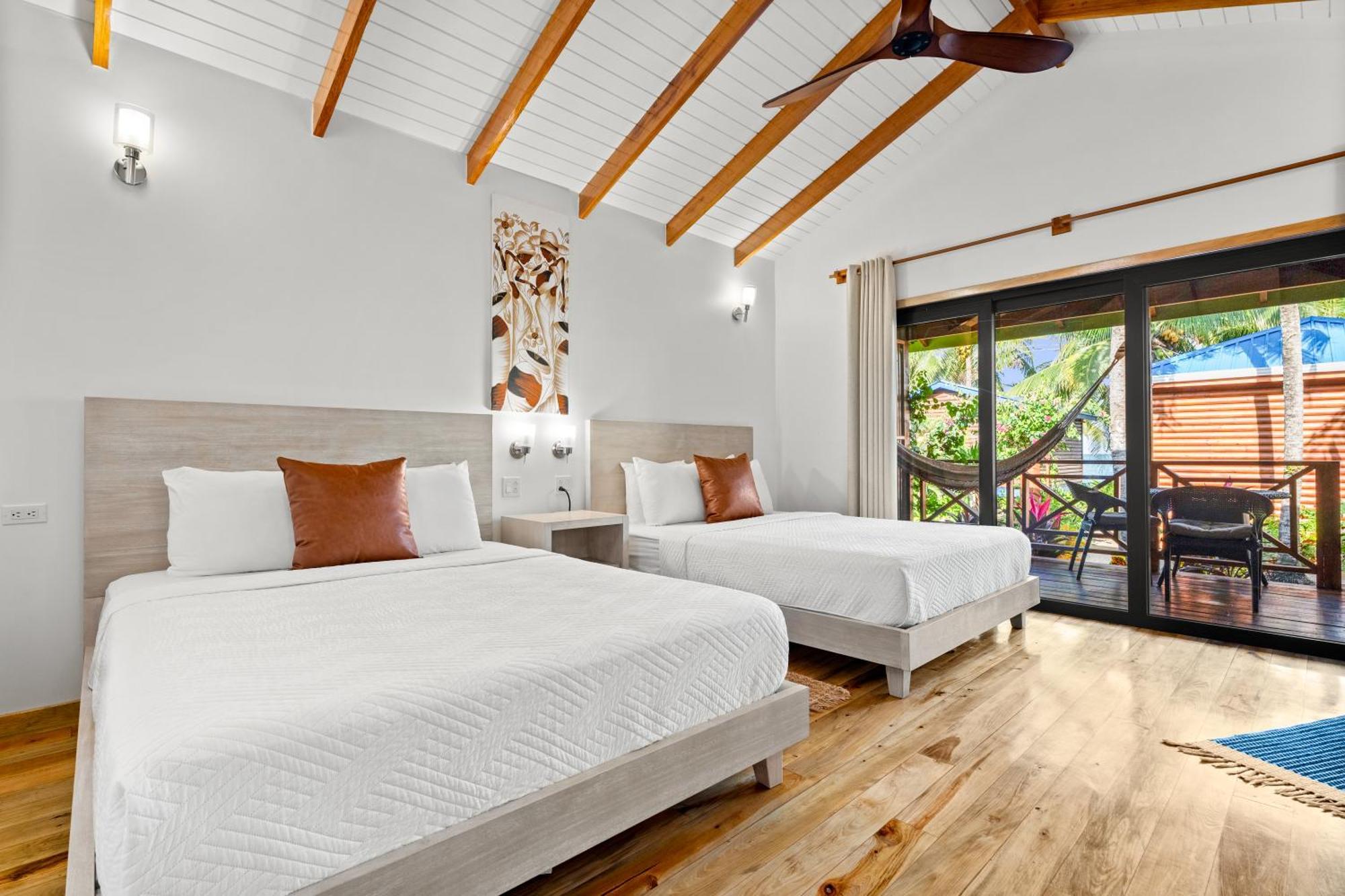 Guest house Coconut Row Boutique Hopkins