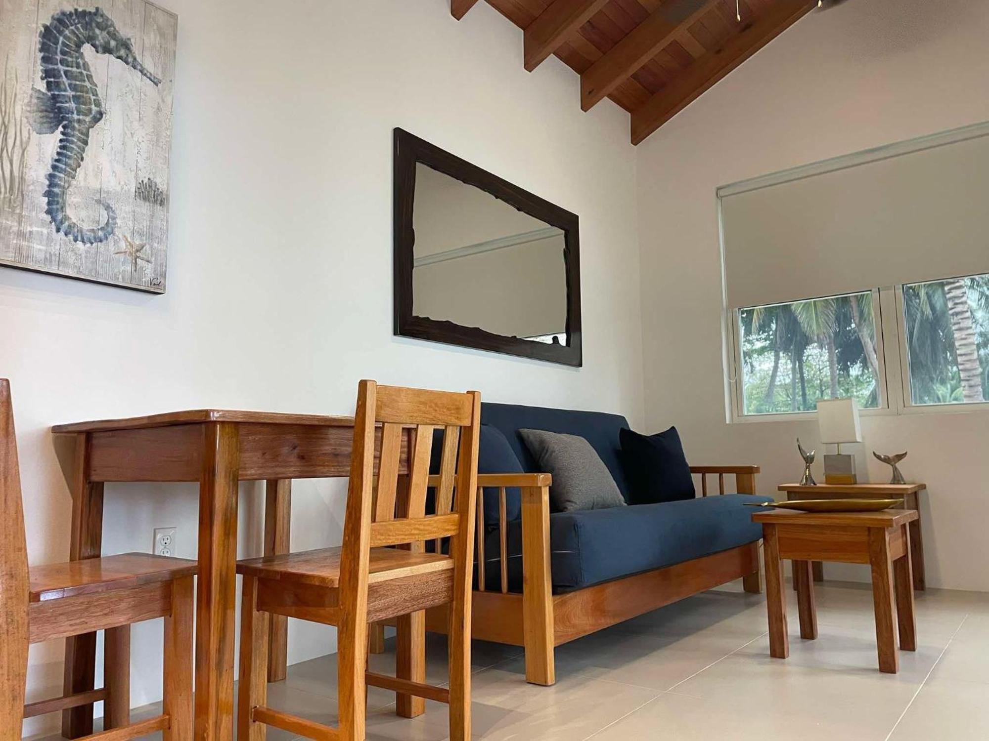 Hotel Weezie's Ocean Front And Garden 3*