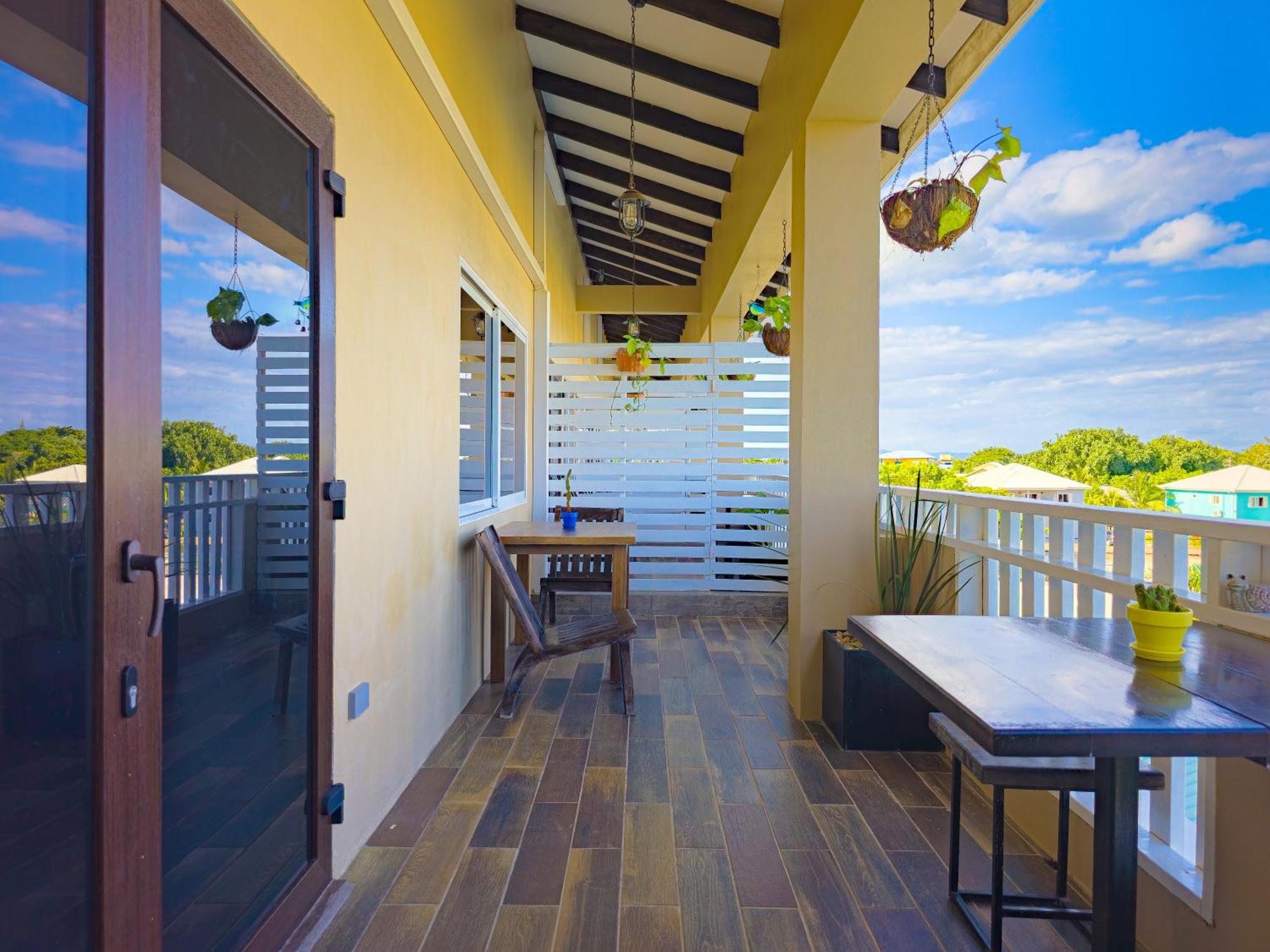 Louis' 5* Placencia