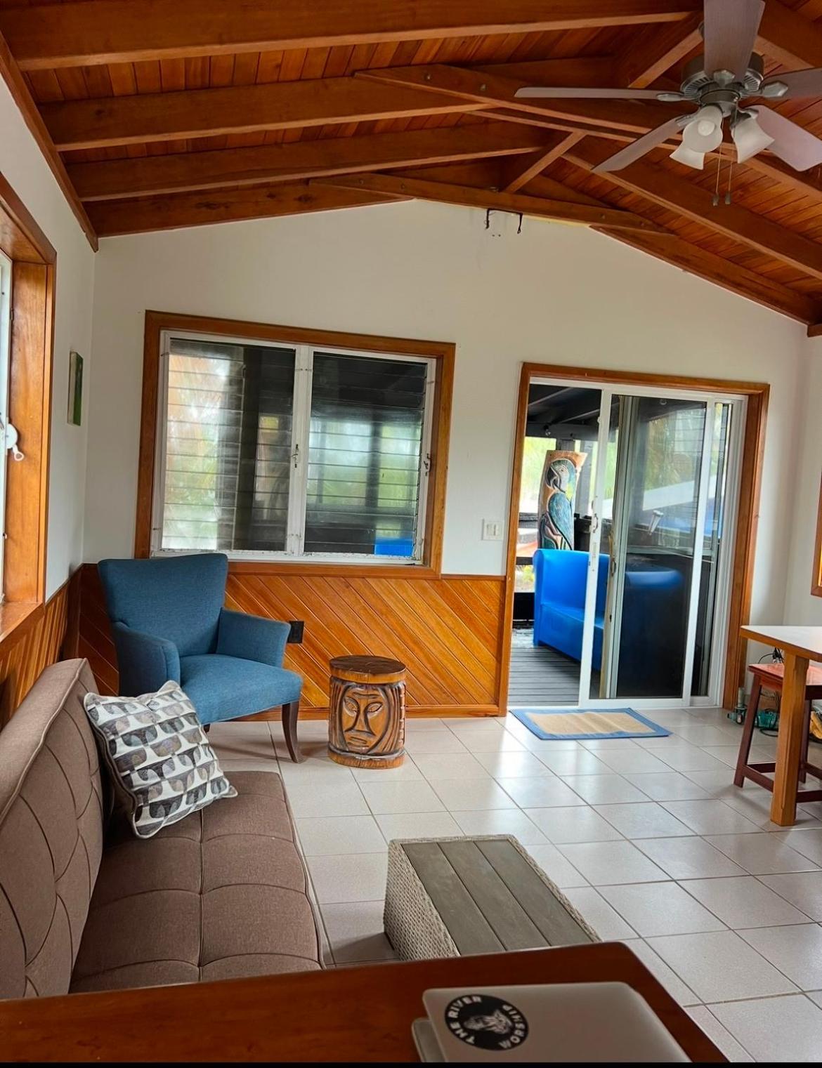 Dove Escapes - One Bedroom Front Upper Placencia