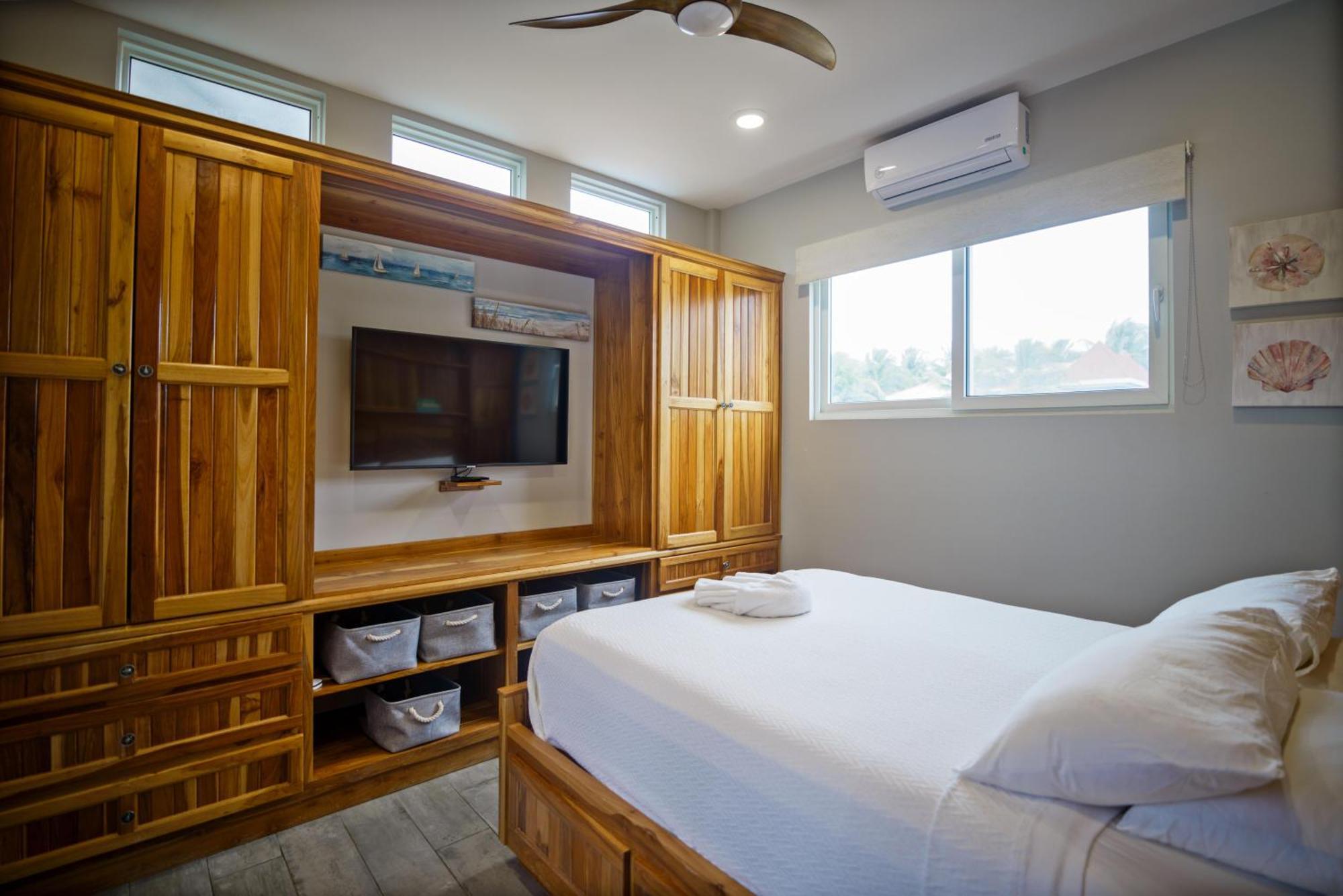 Ocean Breeze Placencia