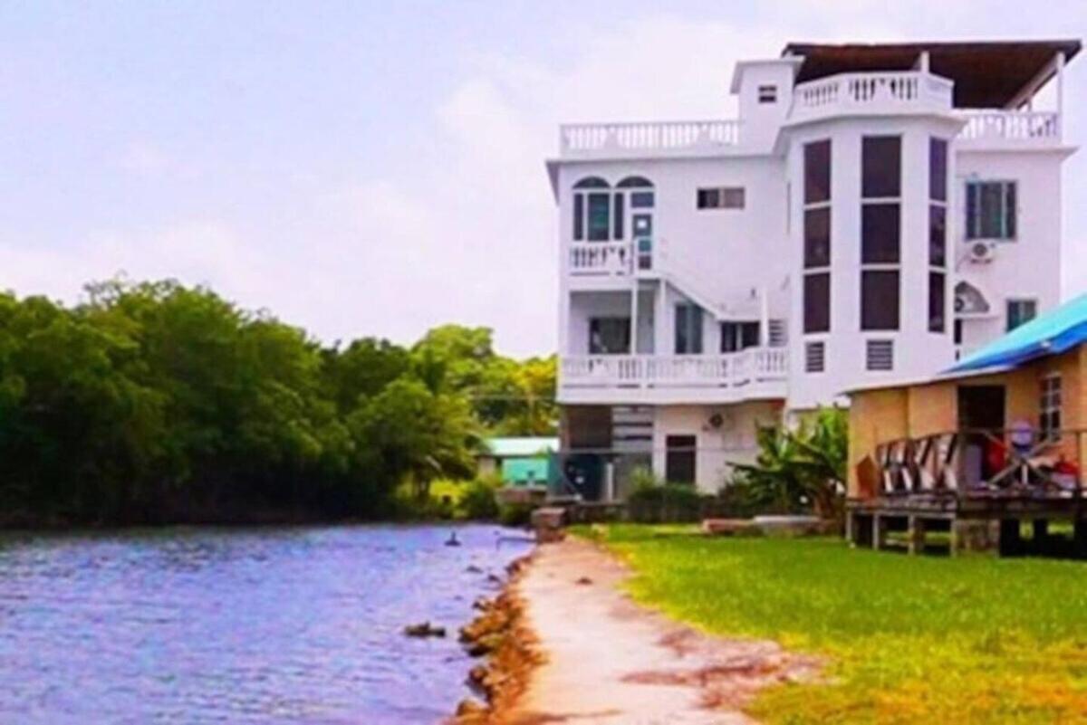 Apartment Sunrise 2-bed Sea View Near Airport With Infinity Pool & Deck, Ground Floor Belize City