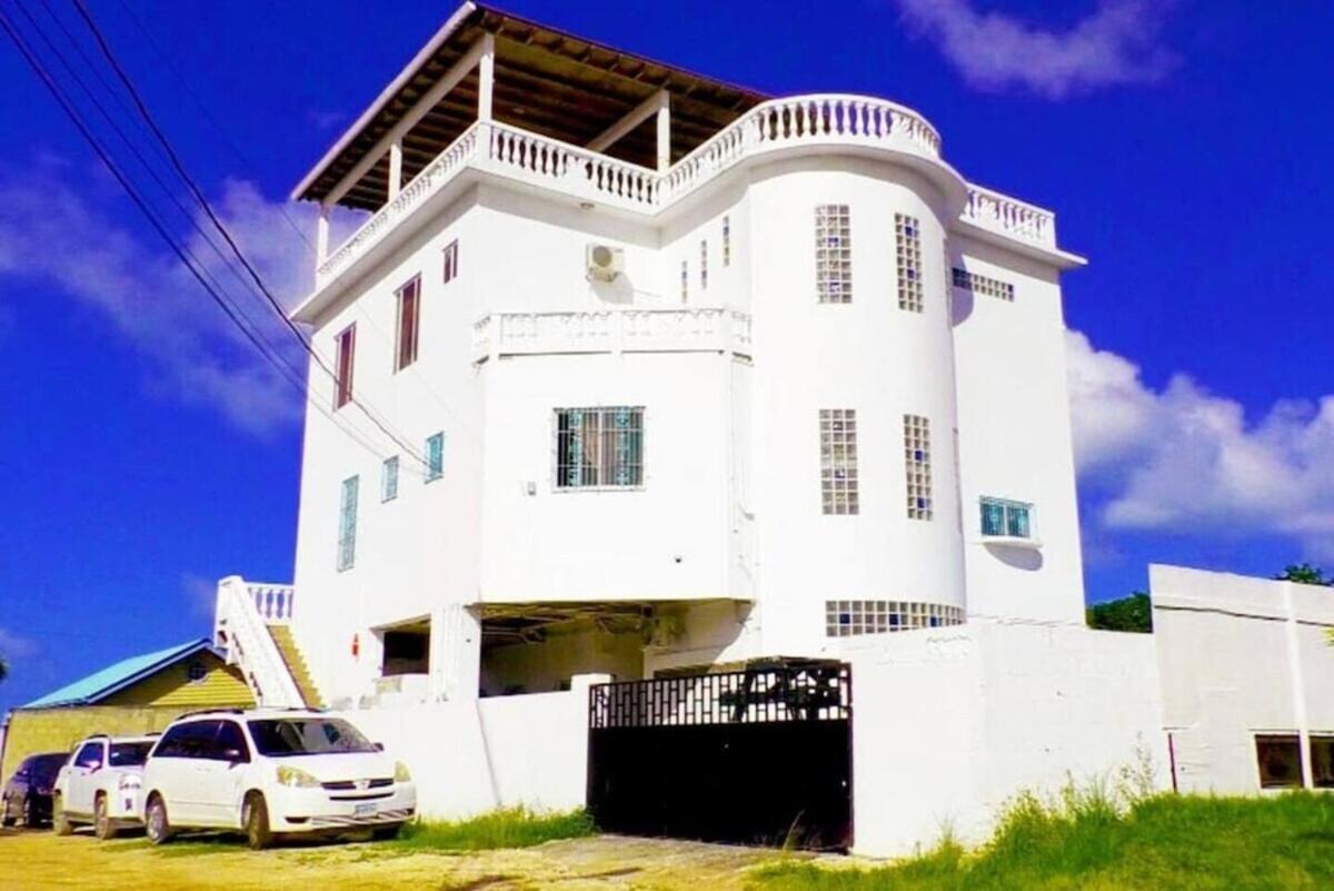 Sunrise 2-bed Sea View Near Airport With Infinity Pool & Deck, Ground Floor Apartment Belize City