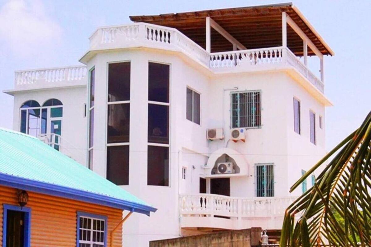 Sunrise 2-bed Sea View Near Airport With Infinity Pool & Deck, Ground Floor Apartment *