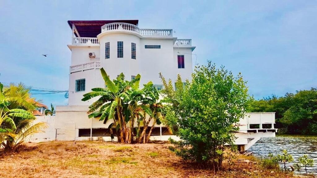 Sunrise 2-bed Sea View Near Airport With Infinity Pool & Deck, Ground Floor Apartment Belize City