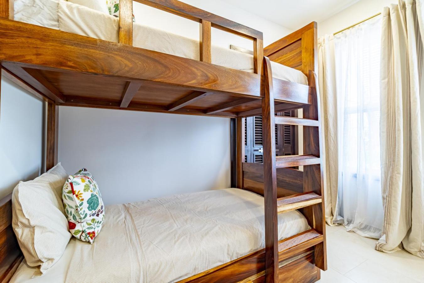 Casa Playa De Denver + Pool Club At Mahogany Bay *