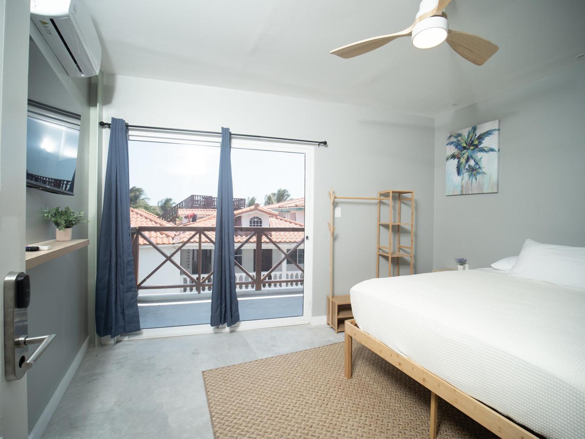 Sandbar Beachfront & Restaurant * San Pedro (Ambergris Caye)