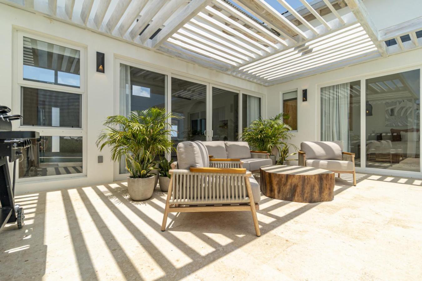 Barefoot And Pool Club At Mahogany Bay Villa *