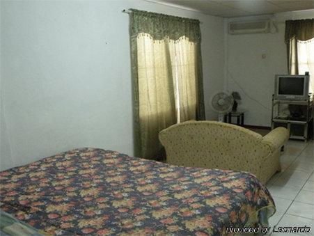 Hotel The Red Hut 2*